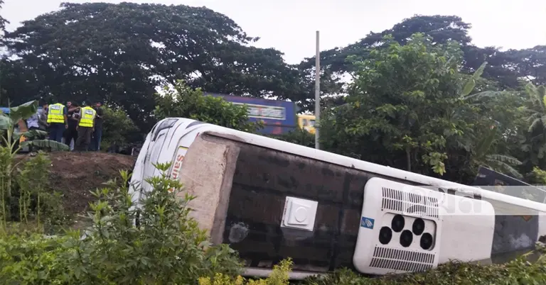 খাদে পড়ে যাওয়া বাস
